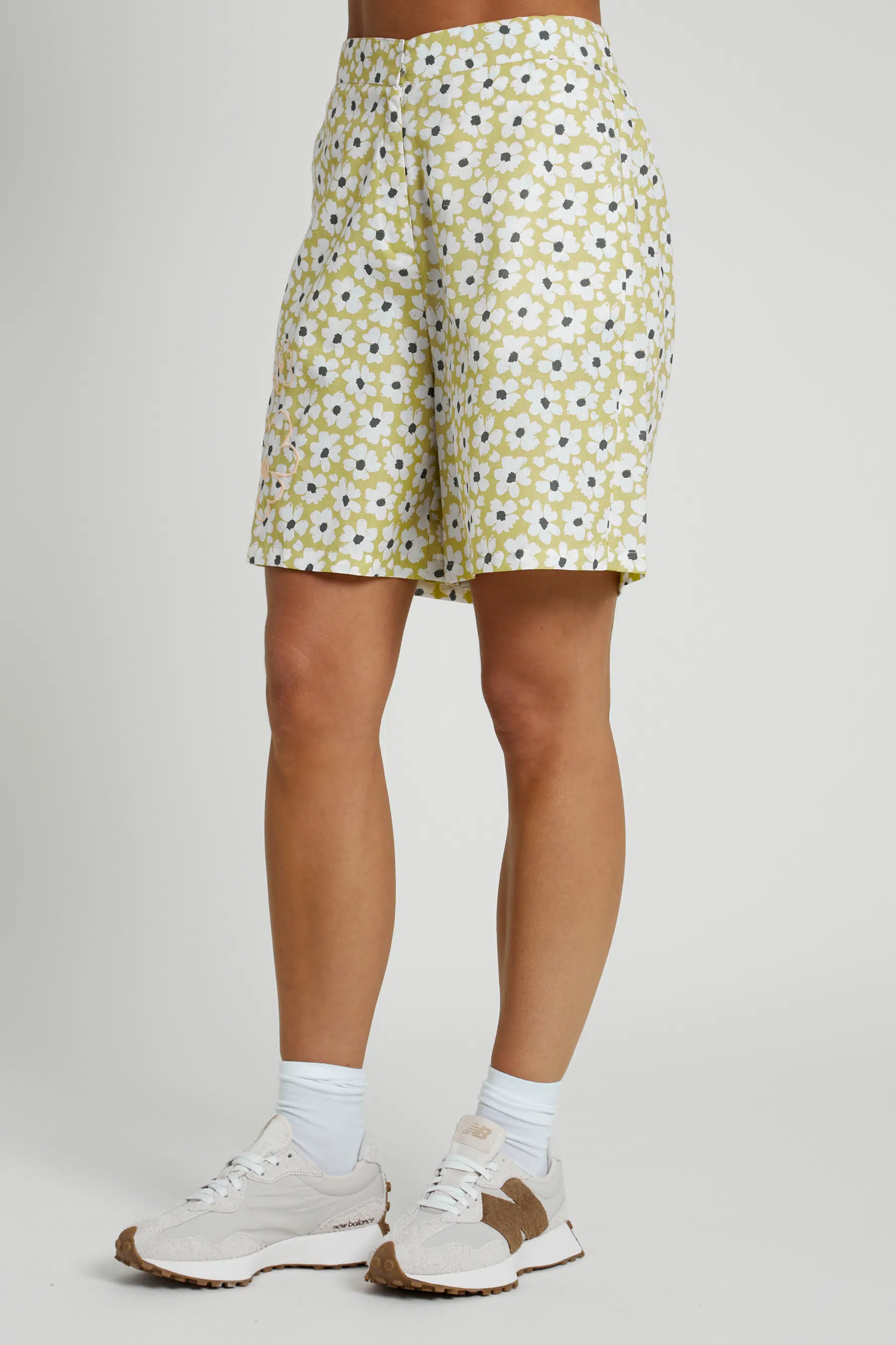 Native Youth Shorts mit Blumen hellgrün